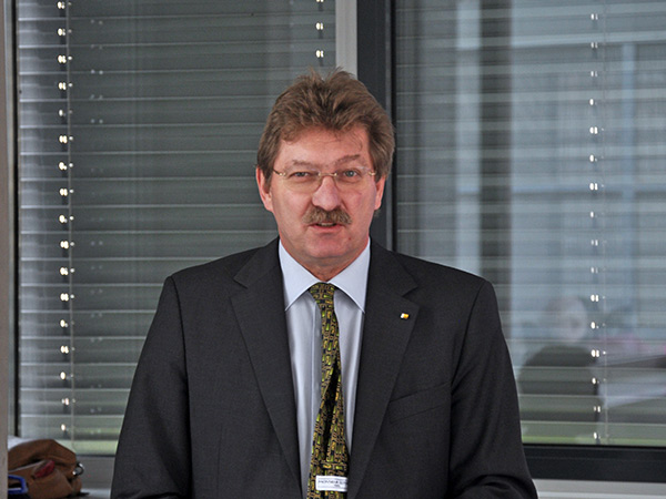 Ich wünsche dem Zentrum gutes Gelingen und bin überzeugt, dass es sich über die nächsten drei Jahre etablieren wird, freut sich Vizerektor Peter Scherrer über die Initiative. 