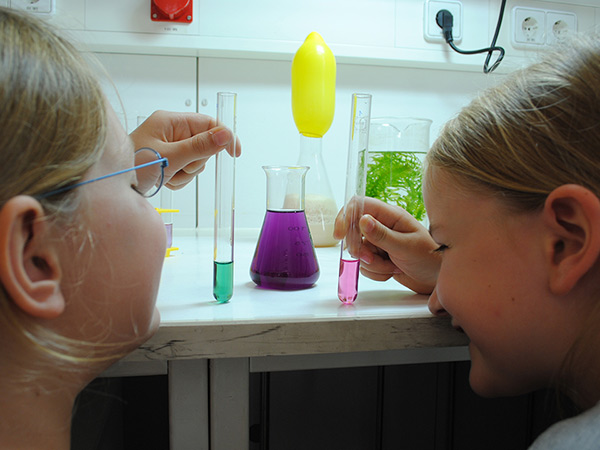 Farbstoffe aus Pflanzen extrahieren können neugierige BesucherInnen heute ab 17 Uhr im neuen Chemie-Gebäude der Uni Graz. 