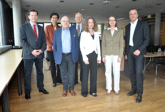 Stefan Storr, Brigitta Lurger, Dekan Joseph Marko, Wolfgang Hoffmann-Riem, Tina Ehrke-Rabel, Katja Corcoran und Eduard Müller (v.l.). 