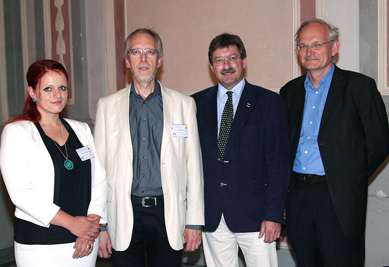 Die Projektverantwortlichen Ylva Schwinghammer und Wernfried Hofmeister mit Vizerektor Peter Scherrer und Dekan Lukas Meyer (v.l.) 
