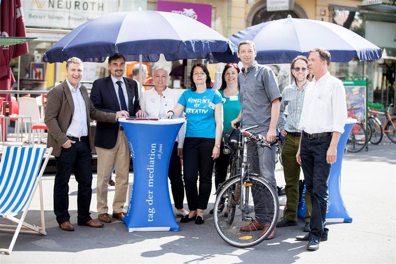 Sascha Ferz (ganz links) vom Zentrum für Soziale Kompetenz der Uni Graz informierte mit anderen ExpertInnen Am Eisernen Tor über Mediation. 