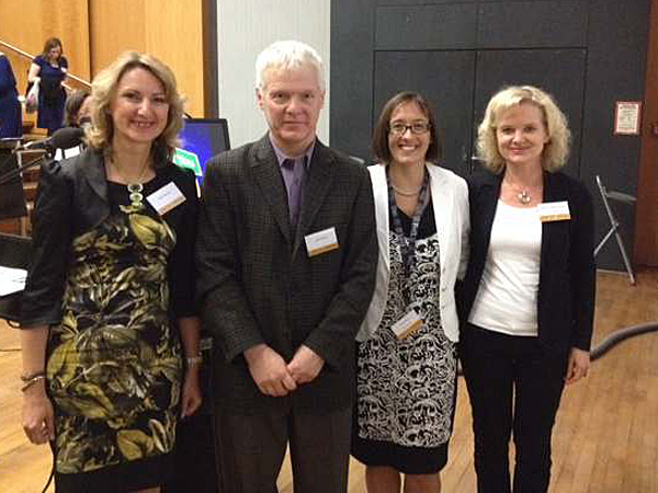 GEWI-Vizestudiendekanin Margit Reitbauer, Plenarsprecher Zoltan Dörnyei, Sarah Mercer, Organisatorin der Konferenz, und Sabine Schmölzer-Eibinger, Leiterin des Fachdidaktikzentrums der Geisteswissenschaftlichen Fakultät (v.l.). 