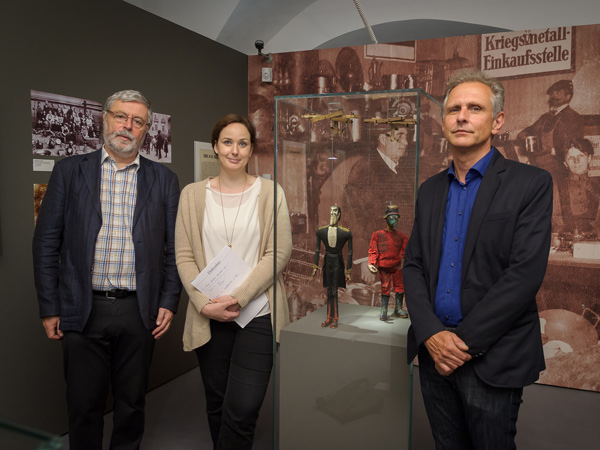 Helmut Konrad und Nicole-Melanie Goll kuratierten die Ausstellung, Günther Holler-Schuster sorgte für die ansprechende Gestaltung. Foto: UMJ / N. Lackner 