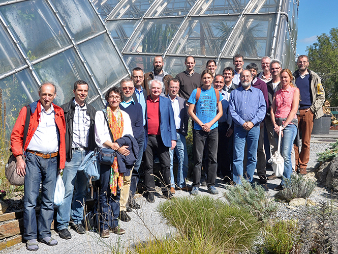 BotanikerInnen aus ganz Österreich tauschen sich derzeit in Graz aus. Christian Berg (r.), Leiter des Botanischen Gartens der Uni Graz, begrüßte seine KollegInnen in den Gewächshäusern. 