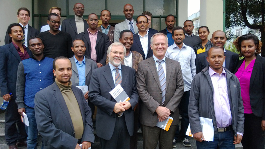 Drei der vier Herausgeber mit Österreichs Botschafter in Äthiopien: Solomon Abay Yimer, Wolfgang Benedek, Botschafter Andreas Melan, Tadesse Kassa Woldetsadik (vordere Reihe, v.l.) mit den AutorInnen sowie TeilnehmerInnen der Buchpräsentation vor dem M 