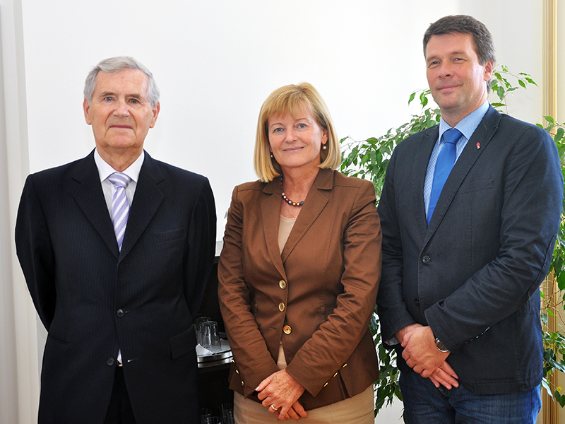 Rektorin Christa Neuper mit Biochemiker Gottfried Schatz (links) und TU-Graz-Forschungsvizerektor Horst Bischof. Foto: Uni Graz/Schweiger 