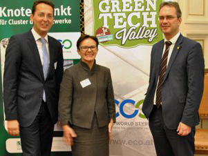 Moderator Ing. Bernhard Puttiner, MBA mit Vize-Rektorin DI Dr. Martha Mühlburger (Montanuni Leoben) und Gastgeber Vize-Rektor Dr. Peter Riedler, Foto: ECO WORLD STYRIA 