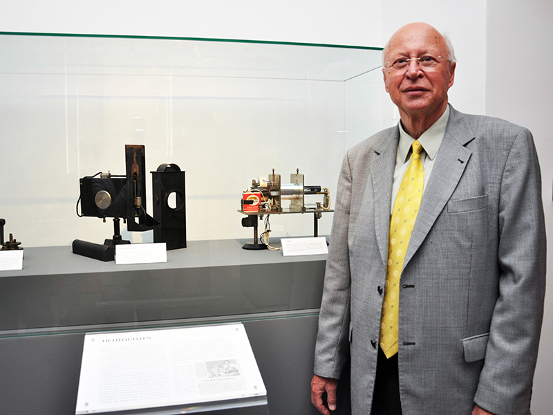 Physiker Franz Aussenegg baute 1964 den ersten Laser in der Steiermark. Die Pionierleistung ist UniGraz@Museum zu bestaunen. im Foto: Uni Graz/Schweiger 