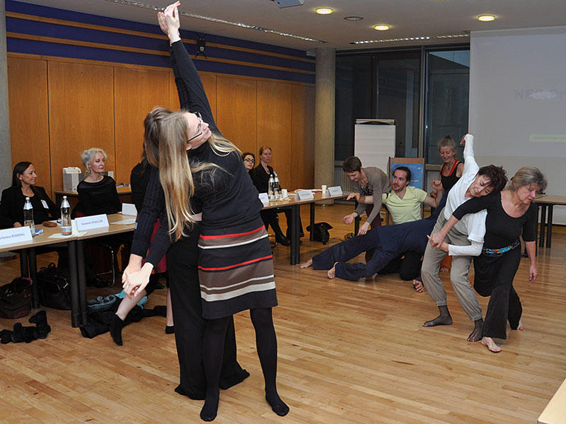 Contact Improvisation: Die TänzerInnen entdecken ihre Bewegungsmöglichkeiten. 
