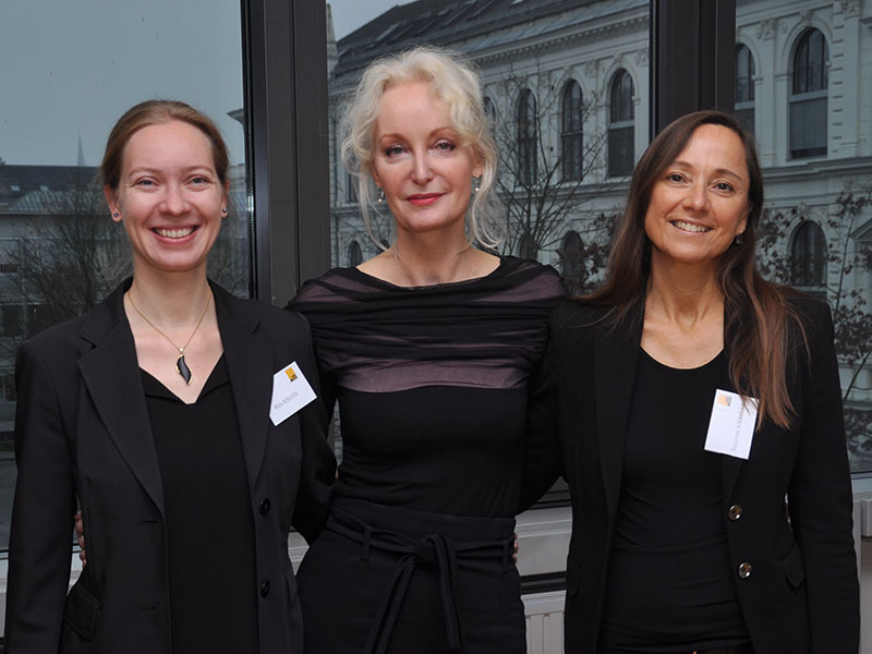 Die Organisatorinnen des Workshops, Susanne Knaller (r.) und Rita Rieger (l.) mit Inge Baxmann, die den Eröffnungsvortrag hielt. Fotos: Uni Graz/Pichler 