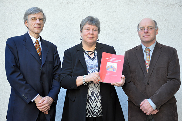 Die Herausgeber Erich Renhart (r.) und Karl Prenner präsentieren gemeinsam mit Symposiums-Organisatorin und Institutsleiterin Ulrike Bechmann die Publikation "Der Islam im kulturellen Gedächtnis des Abendlandes. 