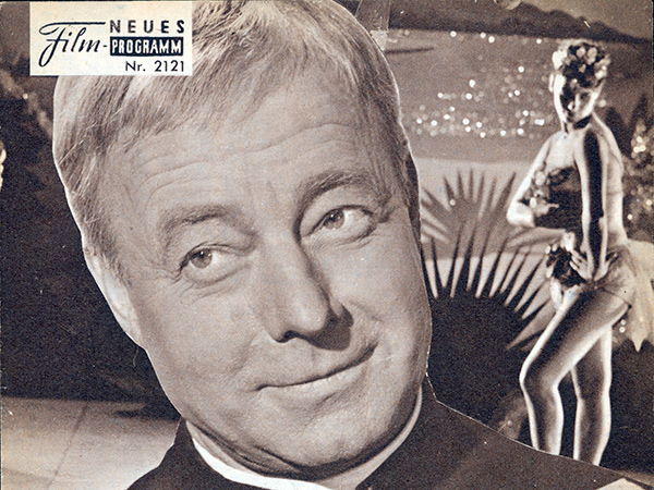 Heinz Rühmann als Pater Braun auf einer Ankündigung des Films Das schwarze Schaf: Der Hobby-Kriminalist wird als sympathischer Kleriker gezeigt. Foto: Filmprogramm- und Kunstverlag / Filmarchiv Austria 