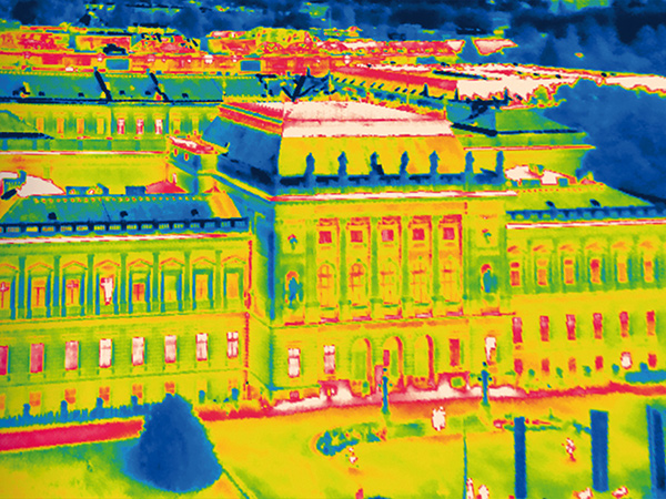 Das Hauptgebäude der Karl-Franzens-Universität durch die Infrarot-Kamera: Rote Stellen strahlen besonders viel Wärme ab. Foto: Mudri 