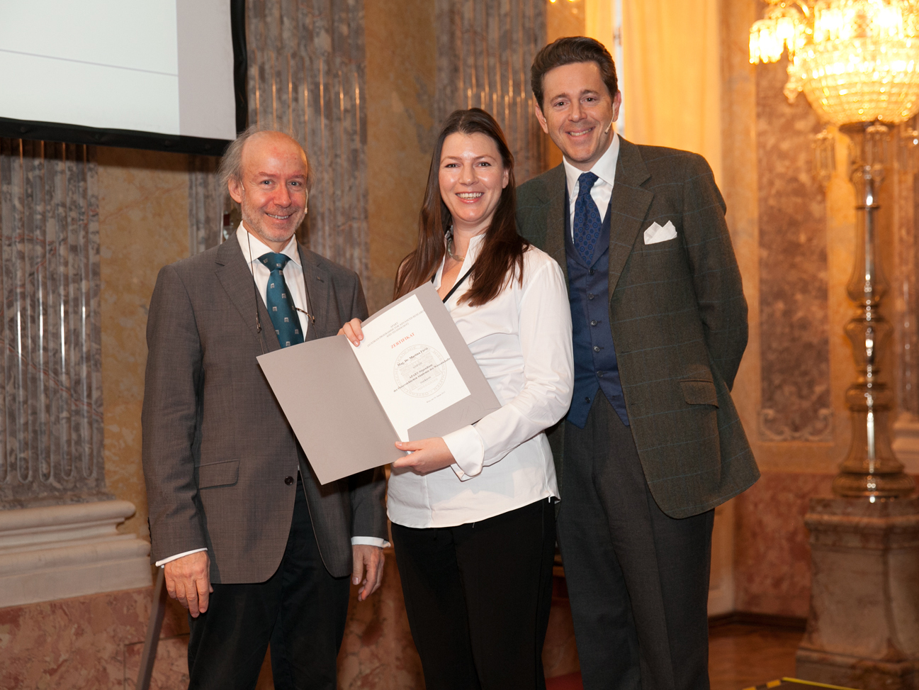 Georg Brasseur, Klassenpräsident der Österreichischen Akademie der Wissenschaften, Stipendiatin Martina Fürst und Harald Mahrer, Staatssekretär im Bundesministerium für Wissenschaft, Forschung und Wirtschaft (v.l.) Fotos: ÖAW/Öhner 