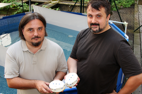 Thomas Schmickl und Ronald Thenius (v.l.) mit Lily 