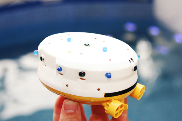 Der kleine Roboter lässt sich problemlos auf einer Hand balancieren 