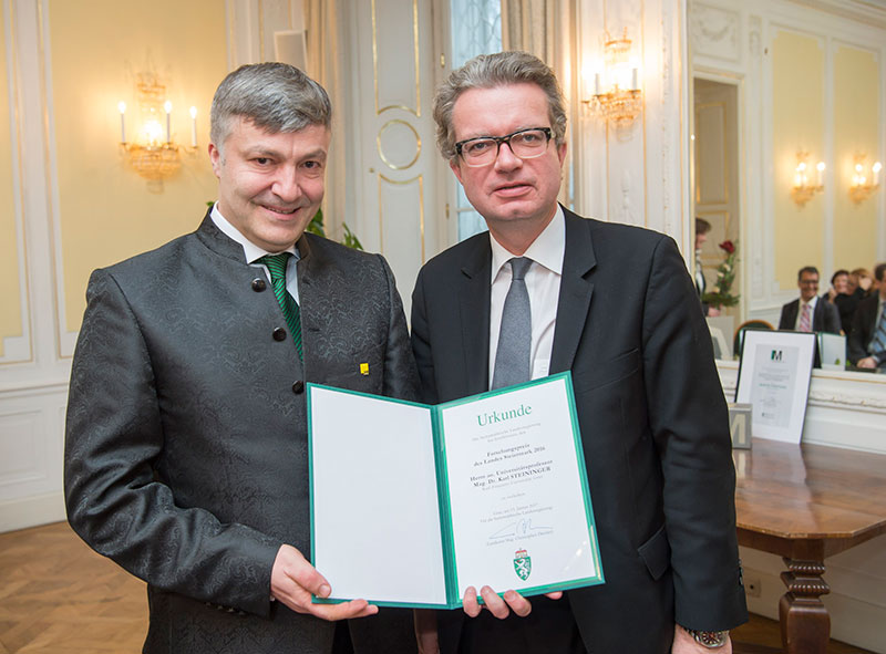 Karl Steininger (l.) erhielt vergangene Woche den Forschungspreis des Landes von Landesrat Christopher Drexler. Foto: steiermark.at/Fischer. ©Foto Fischer
