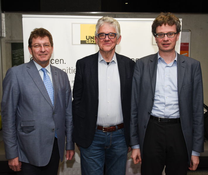 Zentrumsleiter Ass.-Prof. Dr. Johannes Stiegler (Mitte) und Univ.-Prof. Dr. Georg Vogeler (rechts) sind österreichweit Experten in Sachen Digital Humanities. 