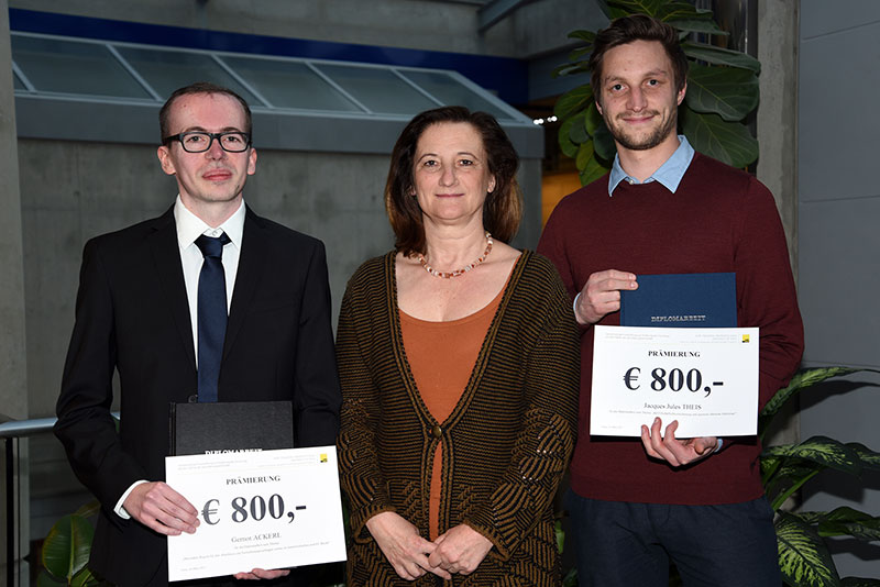 Monika Hinteregger, Leiterin des Instituts für Zivilrecht, gratulierte Gernot Ackerl (l.) und Jacques Jules Theis zu ihren Prämierungen. Foto: Uni Graz/Pichler. 