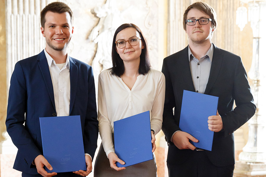 Drei der sechs Uni-Graz-StipendiatInnen: Dimitrios Meletis, Sabine Miesgang und Michael Grall (v.l.) Foto: ÖAW/Elia Zilberberg 