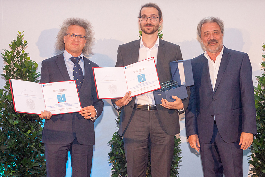 Preisträger Stephan Moebius (l.) und Martin Griesbacher (Mitte) mit Gerhard Pfeisinger, Leiter der Abteilung für Wissenschaftsvermittlung im Bundesministerium für Wissenschaft, Forschung und Wirtschaft. Foto: BMWFW/Martin Lusser. 