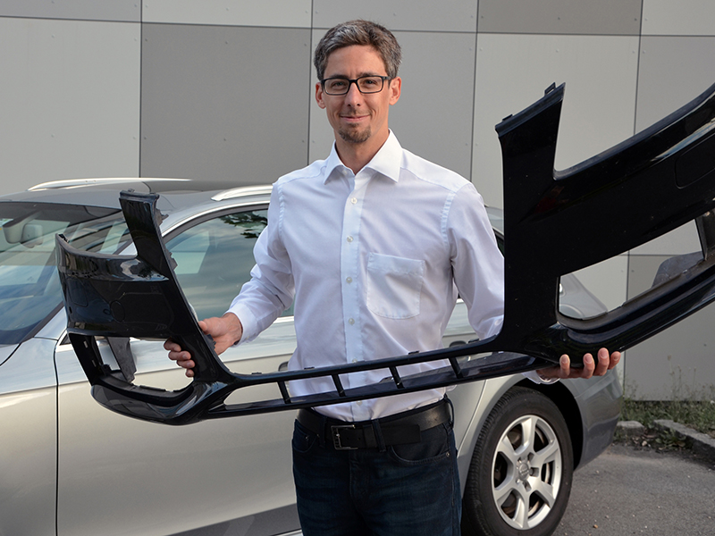 David Schönmayr analysiert das System der automotiven Kunststoffproduktion und -Verwertung. Foto: Stefanie H. Fotografie 