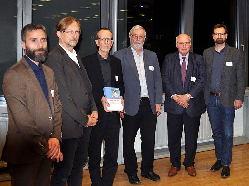 Olaf Terpitz, Hans-Joachim Hahn, Gerd Kühr, Helmut Konrad, Jay Winter und Gerald Lamprecht (v.l.) bei der Buchpräsentation. Foto: CJS 