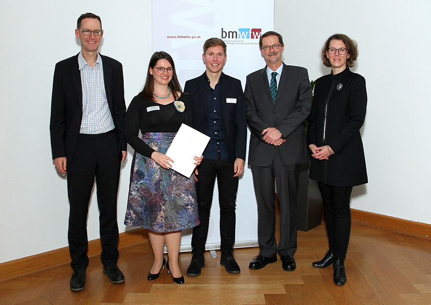 Die PreisträgerInnen Sofie Regina Waltl und Maximilian Feldner (2.u.3.v.l.) mit ihren Betreuern Robert J. Hill (ganz links) und Martin Löschnigg, rechts Iris Rauskala, Sektionsleiterin der Sektion VI. Foto: Willy Haslinger. 