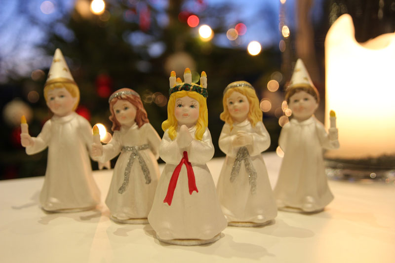 Am 13. Dezember gedenken junge, blonde Mädchen mit Kerzenkranz der christlichen Märtyrerin und prozessieren mit Weihnachtsliedern durch skandinavische Orte. Foto: Pixabay.com 