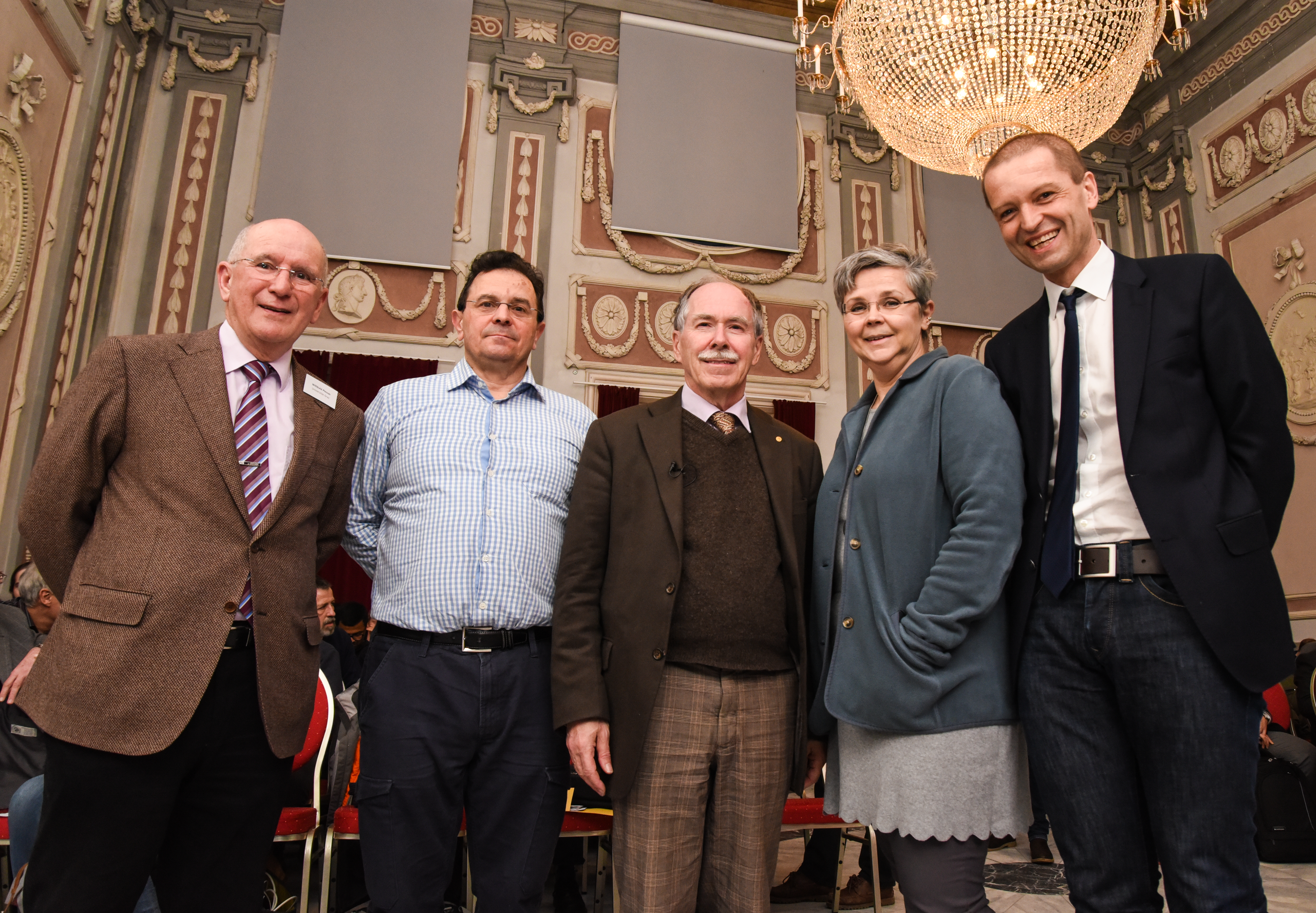 Willibald Plessas, Vortragender Robert Pisarski, Nobelpreisträger Gerard 't Hooft, Renate Dworczak, NAWI-Dekan und Leiter des DK Christoph Gattringer (v.l.). Foto: Uni Graz/Tzivanopoulos 