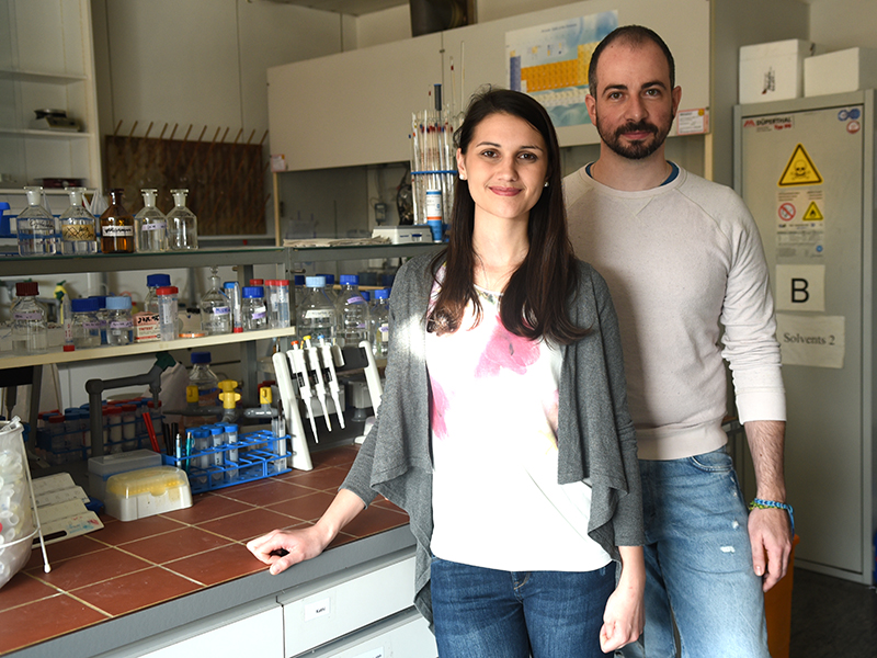 Julia Blesl und Stefan Velikogne forschen in der Doktoratsschule Chemie von NAWI Graz. Foto: Uni Graz/Schweiger 