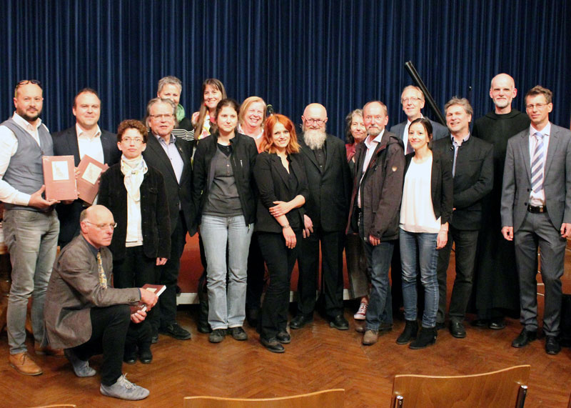 Bei der Präsentation in Seckau waren (beinahe) alle AutorInnen versammelt. Foto: Erhard Göbel 