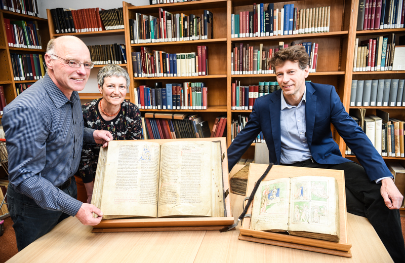 Alte Schriften neu gedacht: Erich Renhart und Thomas Csanády (rechts) gehen der Entstehung von Handschriften mittels neuer Technologien auf den Grund. Foto: Uni Graz/Tzivanopoulos 