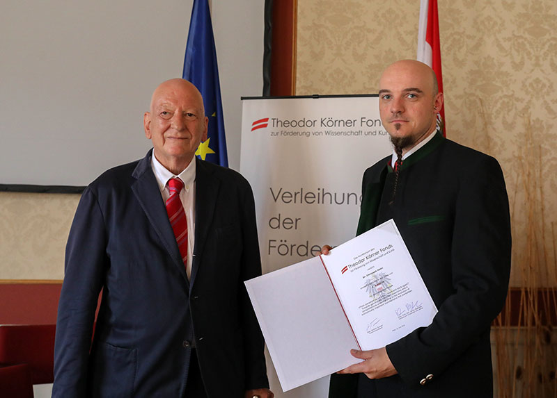 Auch Naturwissenschafter Christoph Hahn erhielt von Herbert Tumpel einen Förderpreis des Theodor-Körner-Fonds. ©Christian Fischer