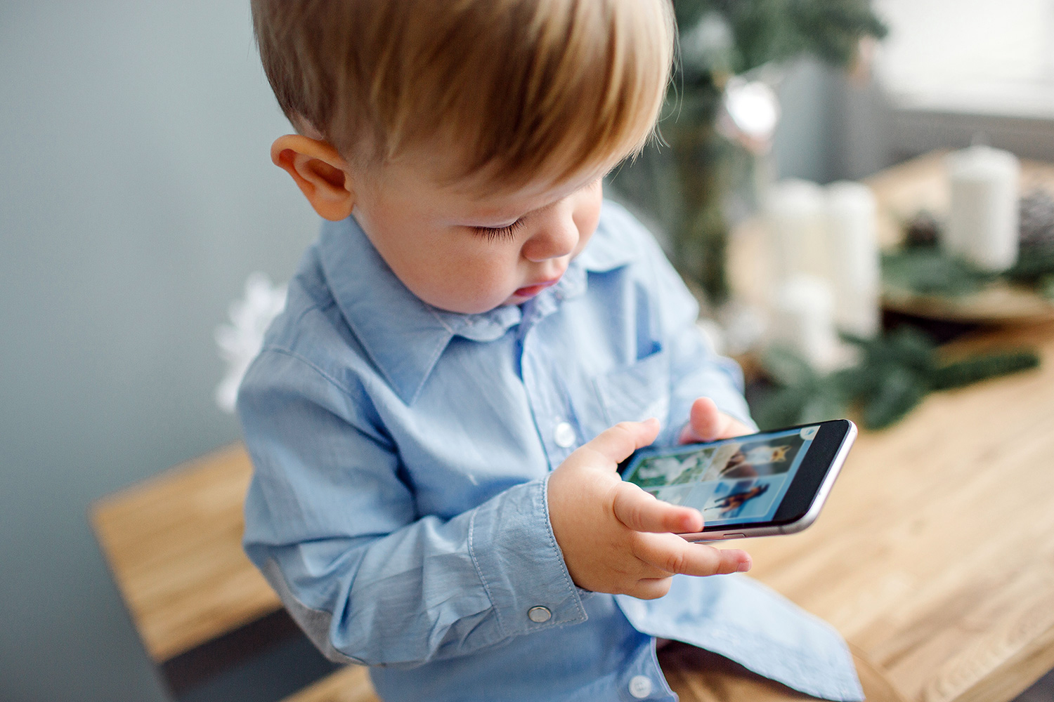 Schon Kleinkinder verbringen viel Zeit am Smartphone. Die Konsequenzen werden nun an der Universität Graz untersucht. Foto: Shutterstock/Pakhomava ©shutterstock/Pakhomava