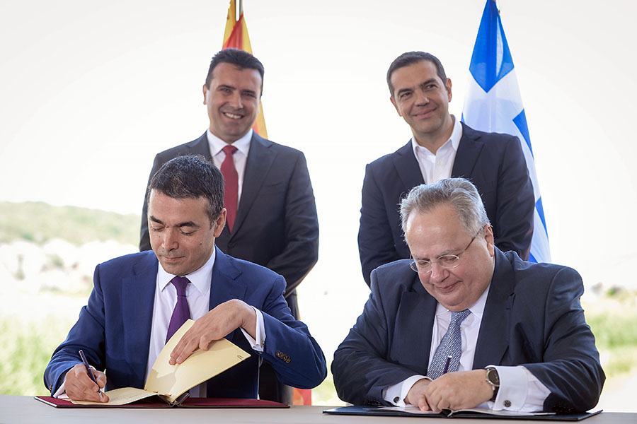 Nikola Dimitrov und Nikos Kotzias (vorne v.l.) mit den Ministerpräsidenten (v.l.) Zoran Zaev (Nordmazedonien) und Alexis Tsipras (Griechenland) 