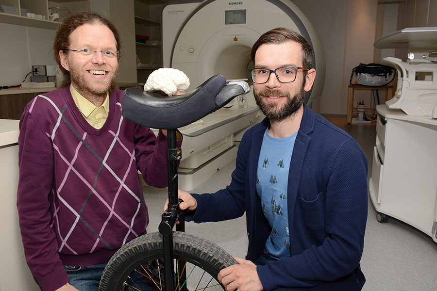 Bernhard Weber und Karl Koschutnig (v.l.) untersuchten, was beim Erlernen von Einradfahren im Gehirn passiert. Foto: Uni Graz/Pichler ©CP-PICTURES