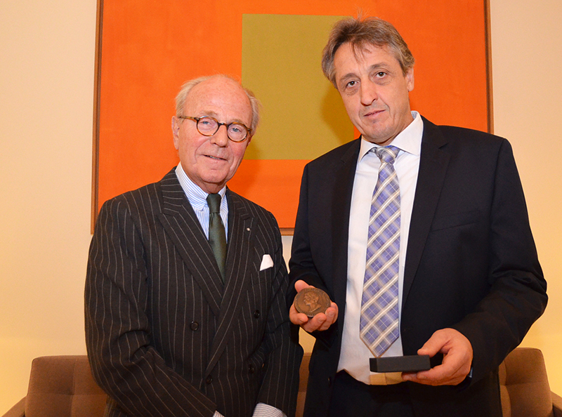 Joachim F. Scheele, Vorstandsvorsitzender des Industrie-Clubs (l.), überreichte Frank Madeo die Seneca-Medaille 2019 in Düsseldorf. Foto: Industrie-Club e.V. Düsseldorf. 