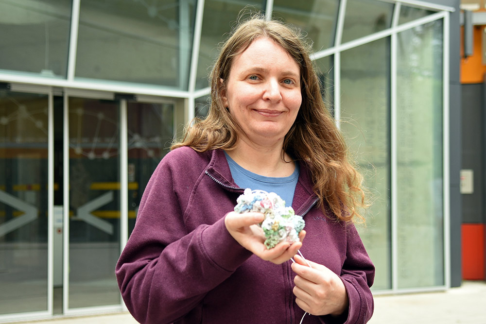 Brigitte Pertschy präsentiert ein Ribosomen-Modell: Wie der Bau der Protein-Fabriken koordiniert wird, hat die Biowissenschafterin entschlüsselt. Foto: Uni Graz/Eklaude ©Uni Graz/Eklaude
