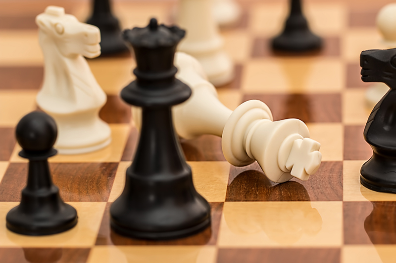 Intelligenz und Übung sind beim Schachspiel gleich wichtig, und zwar das gesamte Leben lang. Gleichzeitig profitieren intelligentere Personen mehr von regelmäßigem Üben. Foto: stevepb/pixabay.com 