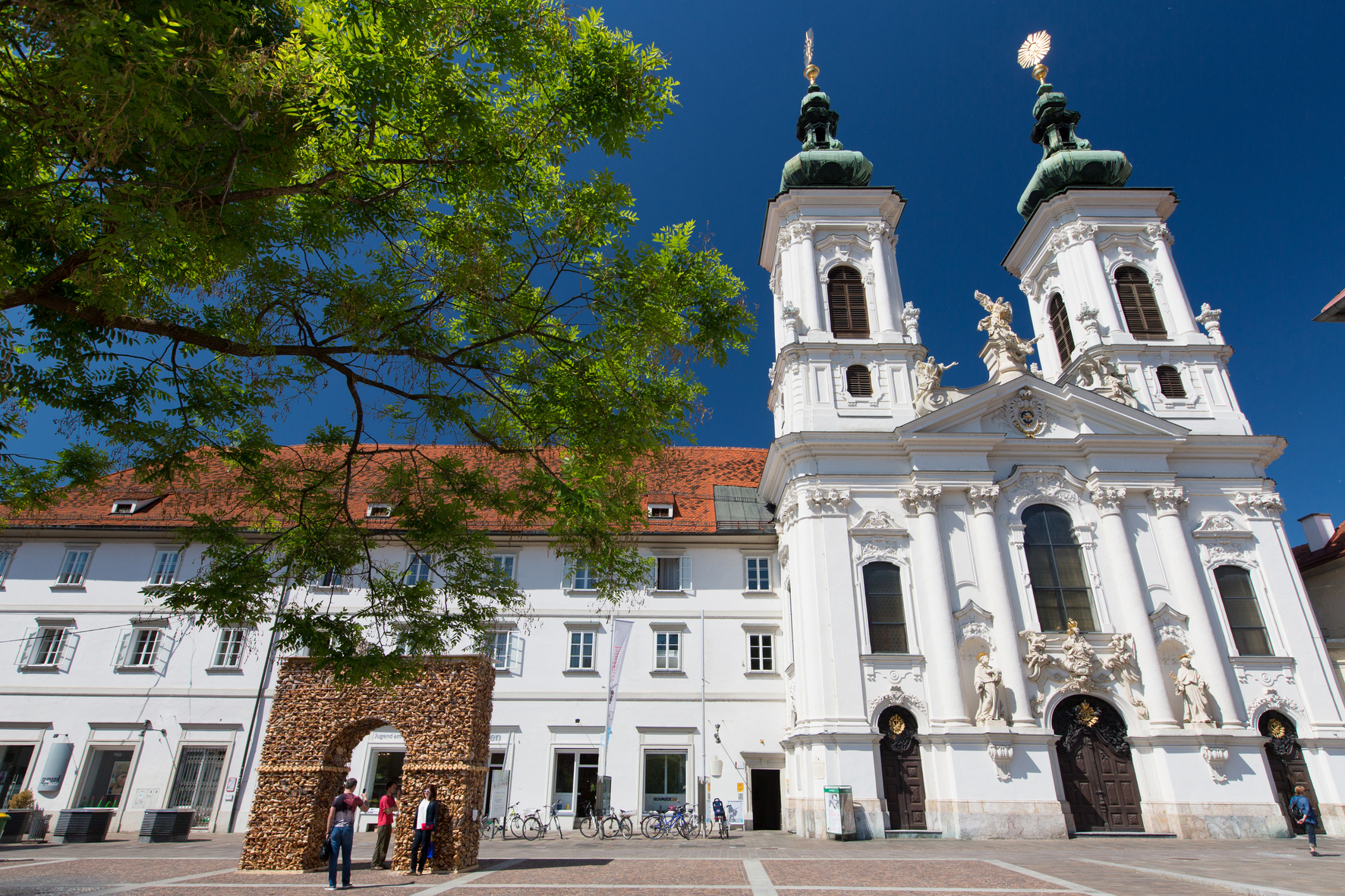 Die Mariahilferkirche in Graz. Teile der Fassadenskulpturen sind werke des Bildhauers Philipp Jakob Straub . Foto: Graz Tourismus/Harry Schiffer 