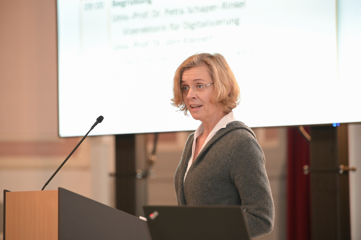 Die Juristin Elisabeth Staudegger beschäftigt sich in ihrer Professur mit den rechtlichen Aspekten in Informationstechnologien. Fotos: Uni Graz/Tzivanopoulos 
