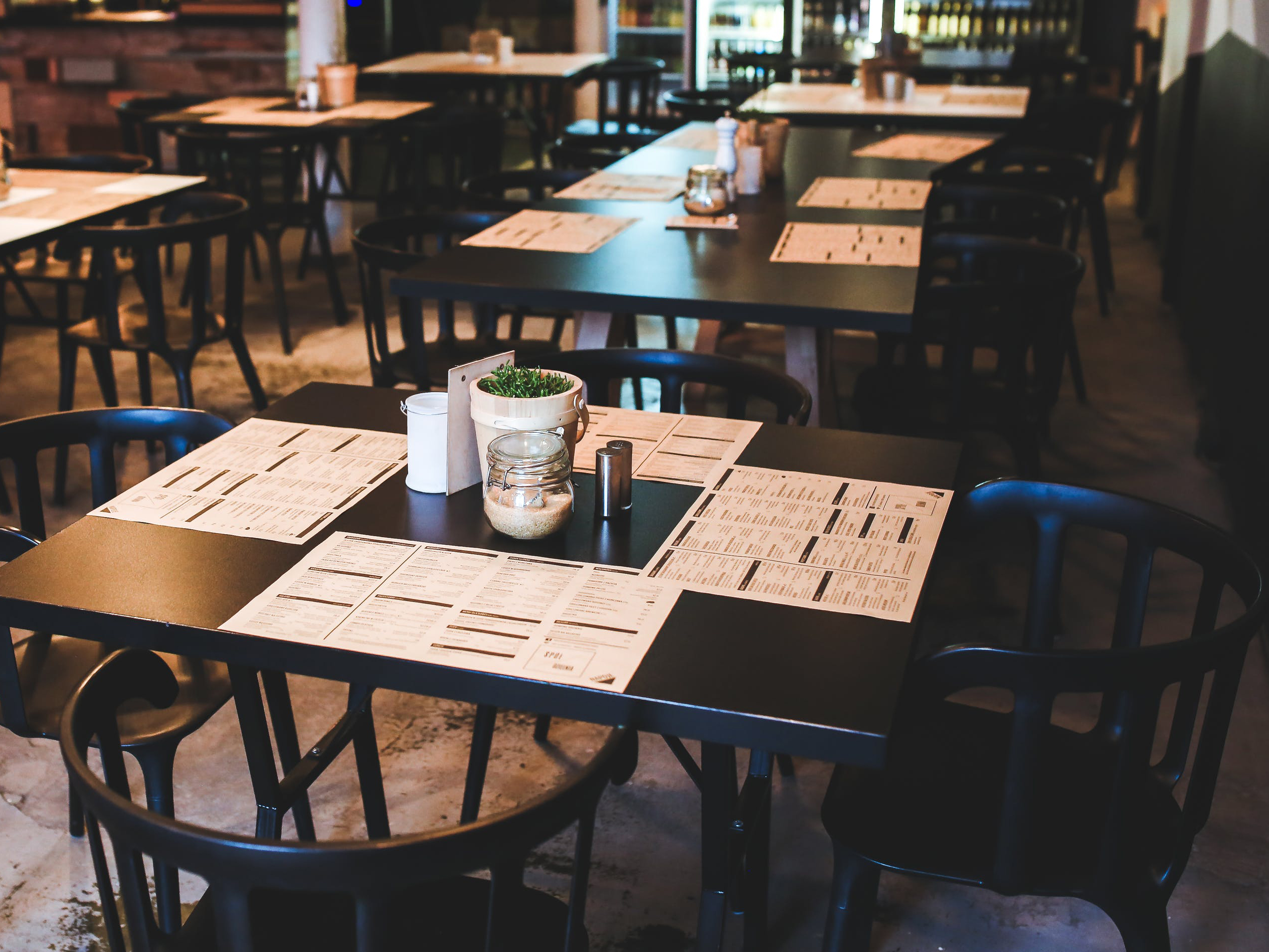 Bleibt dieser Platz leer? Der EU-Erweiterungsprozess könnte durch die Corona-Krise wieder einmal ins Stocken geraten, meint Florian Bieber. Die Corona-Pandemie hat in Südosteuropa Demokratiedefizite aufgezeigt. Dennoch spricht sich der Forscher für einen gut durchdachten Reformationsprozess der EU aus, der auch die Aufnahmen neuer Mitglieder einschließen sollte. Foto: Kaboompics.com/pexels.com. 