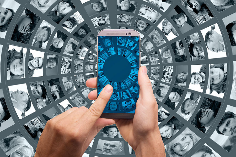 Welche Rolle IKT im Zusammenhang mit sozialen Beziehungen, Isolation und Einsamkeit spielen, untersuchen Grazer ForscherInnen im Rahmen einer weltweiten Studie. Foto: geralt/pixabay 