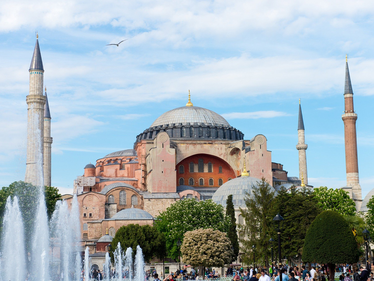 Die Hagia Sophia - Heilige Weisheit - in Istanbul steht sympbolisch für das Tor zum Orient. Die ursprünglich byzantinische Kirche wurde zu einem Museum umgewandelt, nun wird sie als Moschee eingesetzt. Foto: Pixabay 