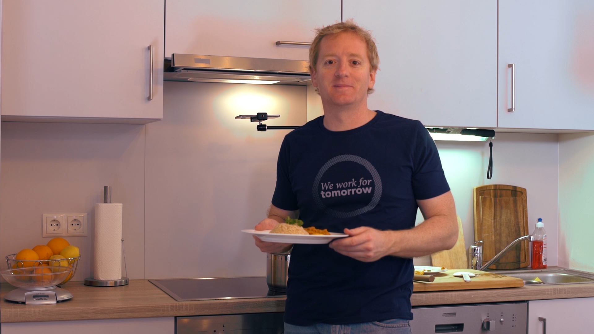 Fritz Treiber bereitet ein köstliches Linsen-Dal. Foto: Uni Graz 