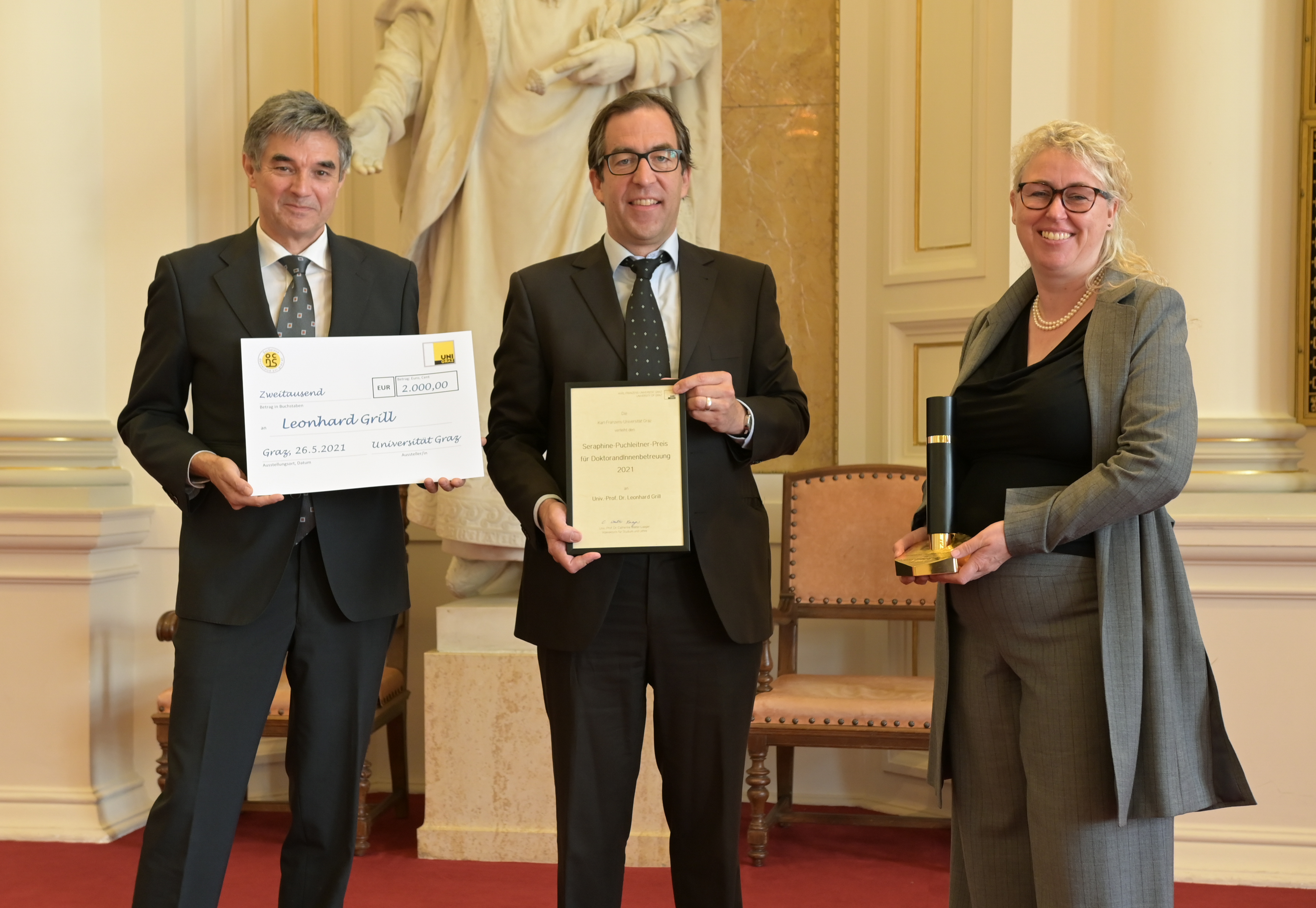 Preisträger Leonhard Grill (Mitte) mit den VizerektorInnen Catherine Walter-Laager und Joachim Reidl. Foto: Uni Graz/Köppel 