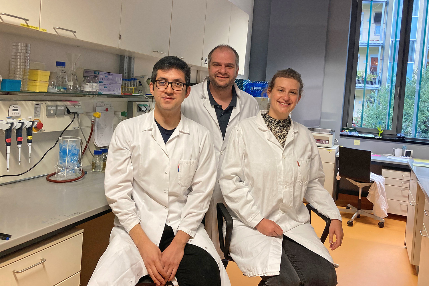 Himadri Thapa, Stefan Schild und Anna Müller (v. l.) haben einen potenziellen Covid-Impfstoff entwickelt. Foto: Uni Graz 