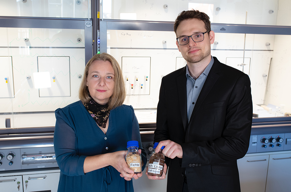 Katalin Barta Weissert und Markus Hochegger entwickeln „grüne“ Tenside aus Lignin, einem Abfallprodukt der Papierindustrie. Foto: Uni Graz/Tzivanopoulos  