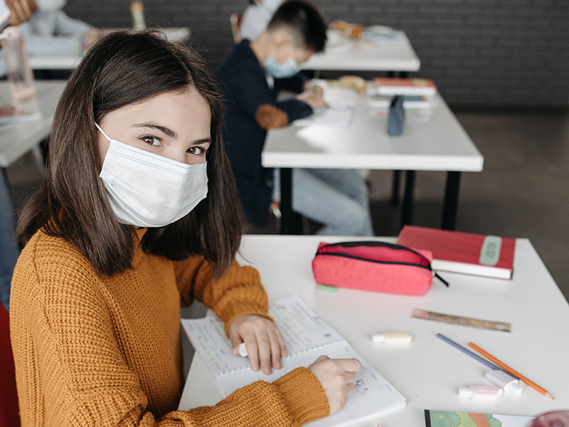 Für viele Kinder und Jugendliche sind Maske, Abstand und (teilweises) distance learning in den vergangenen zwei Jahren "normal" geworden. Wie Erwachsene sie in der aktuellen Phase der Pandemie am besten unterstützen, beschreibt die pädagogische Psychologin Manuela Paechter in der aktuellen Ausgabe des "HörSaal"-Podcasts. Foto: pexels.com 